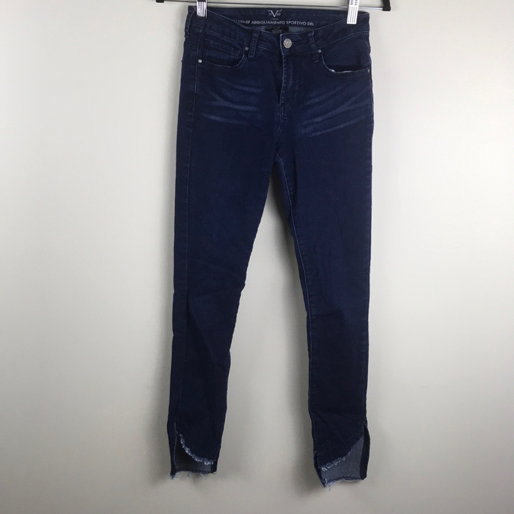 Distressed ankle jean